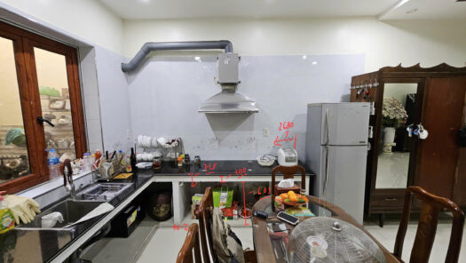 Hình ảnh đo đạc thực tế căn bếp cũ nhà chú Tiến (Cầu Giấy) chuẩn bị cho việc lắp đặt tủ bếp inox cánh melamine.