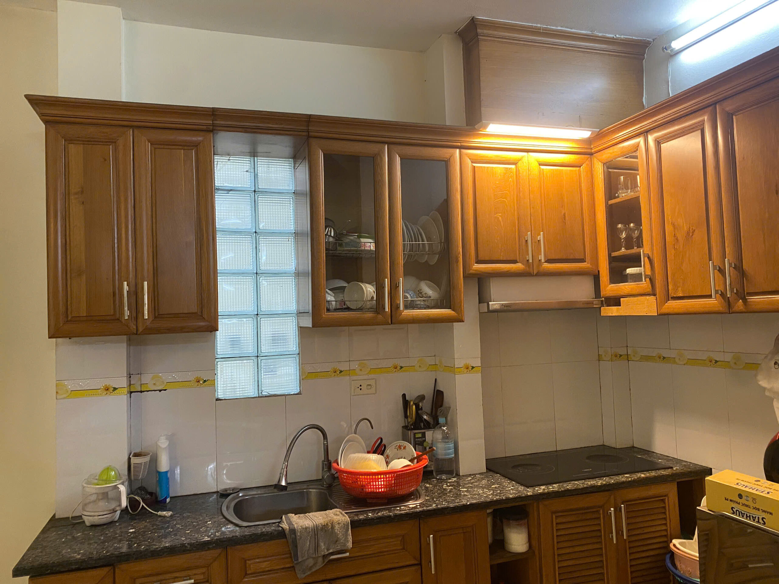 Tủ bếp inox cánh kính cường lực nhà Anh Hà - Khương Đình