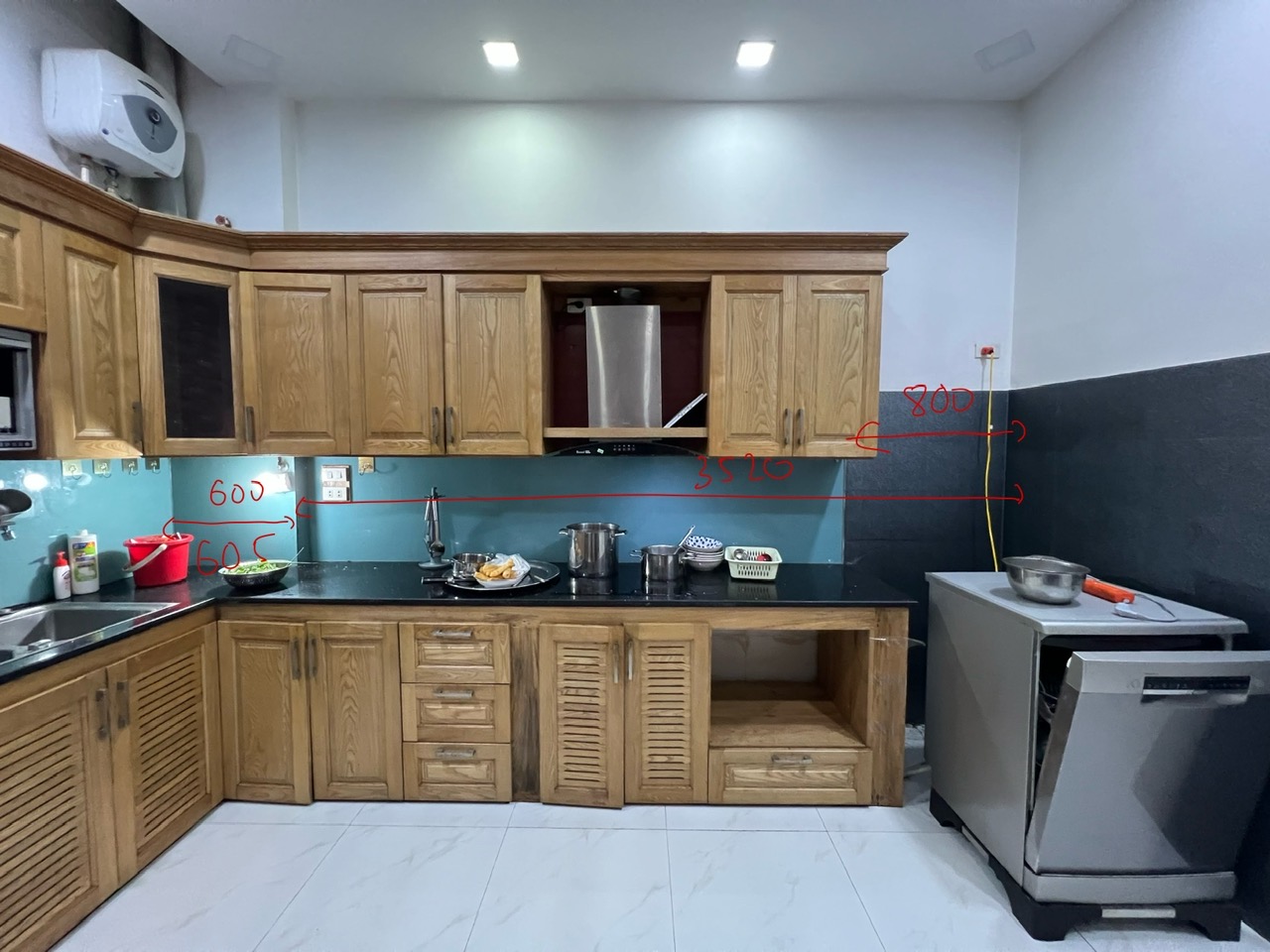 Tủ bếp inox cánh kính cường lực nhà Chị Huyền - Long Biên
