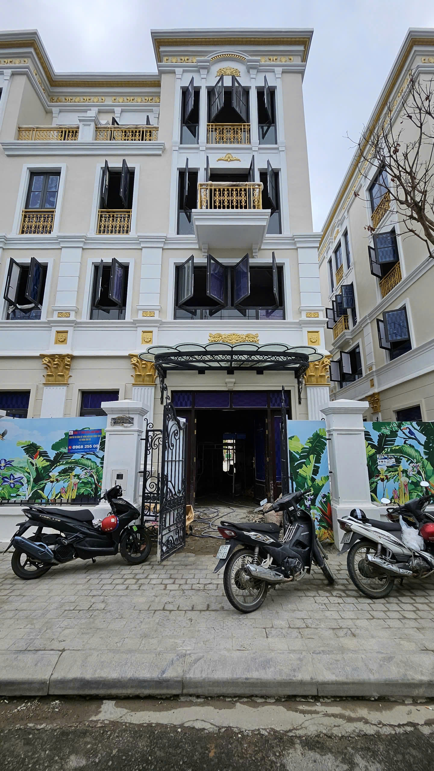 Tủ bếp gỗ óc chó nhà Anh Thương - Vinhome Marina