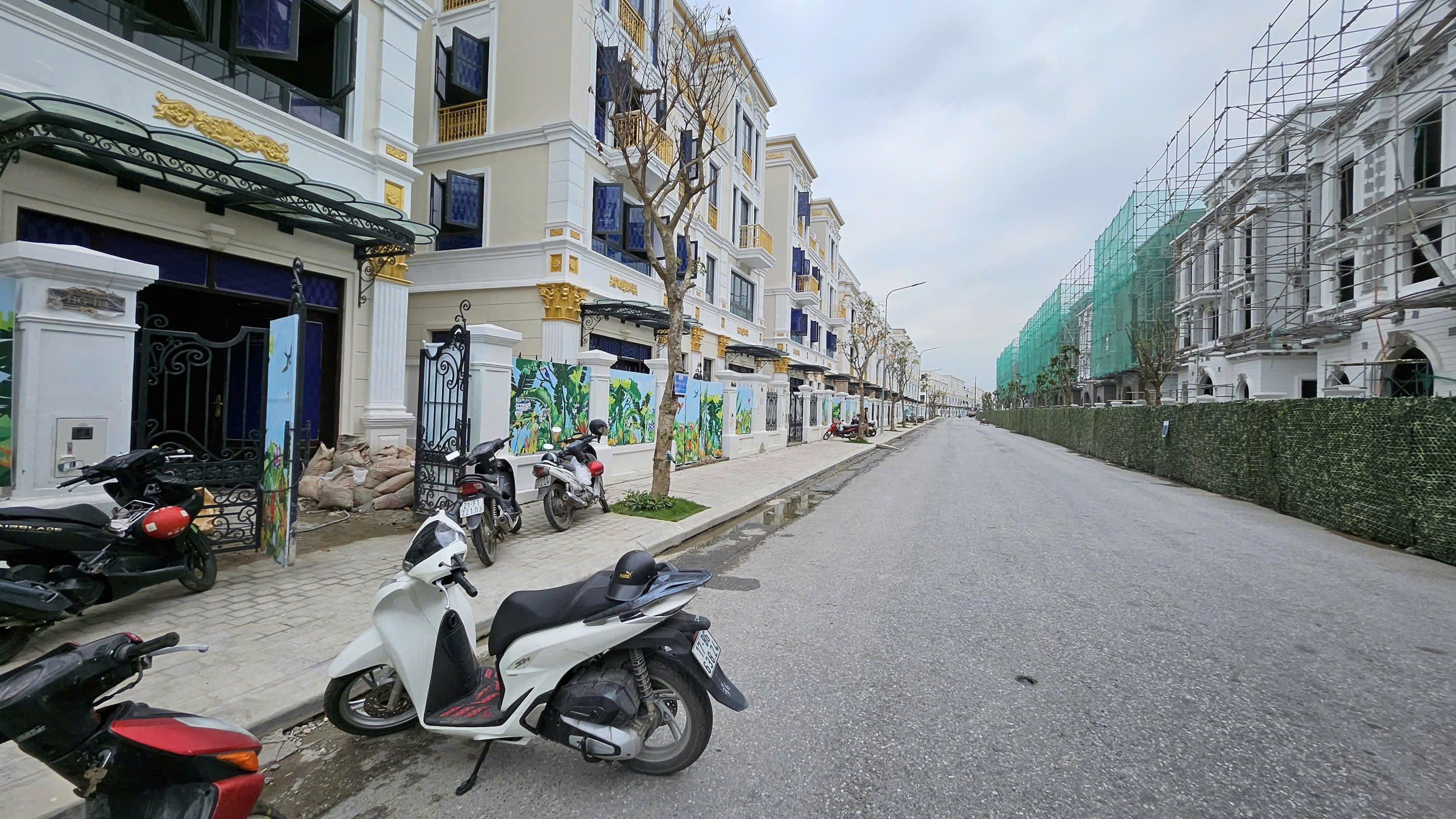 Tủ bếp gỗ óc chó nhà Anh Thương - Vinhome Marina