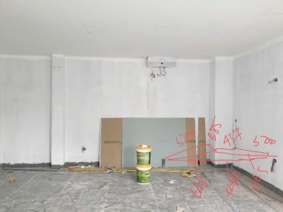 Đội ngũ kỹ thuật VINAKIT khảo sát và đo đạc hiện trạng không gian bếp tại nhà chị Hương