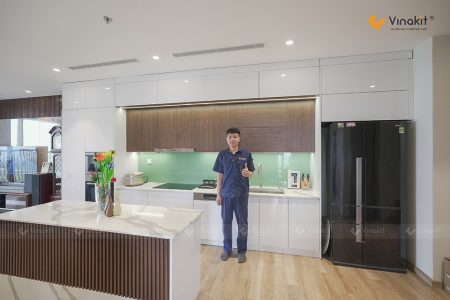 Tủ bếp MDF chống ẩm An Cường cánh Acrylic bóng gương tại nhà chú Linh