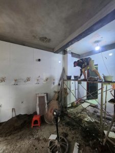 Đội ngũ Vinakit khảo sát hiện trạng lắp đặt tủ bếp MDF chống ẩm An Cường