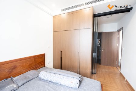 Nội thất phòng ngủ sang trọng và ấm cúng tại dự án nội thất chung cư Lê Văn Lương Anh Phương, với tủ áo kịch trần tối ưu không gian.