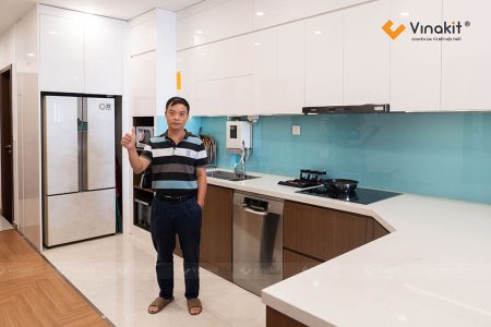 bếp liên thông hiện đại, tinh tế tại dự án nội thất chung cư Lê Văn Lương Anh Phương, sử dụng 100% gỗ MDF An Cường chống ẩm.