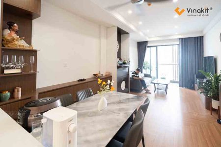 Bộ sofa tối màu kết hợp kệ tivi tối giản trong phòng khách hiện đại, do Vinakit thi công trọn gói cho dự án nội thất chung cư Lê Văn Lương.