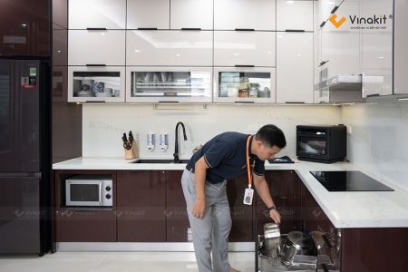 thực tế tủ bếp inox 304 cánh kính màu trắng phối đỏ rượu hoàn thành bàn giao