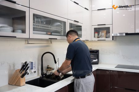thực tế tủ bếp inox 304 cánh kính màu trắng phối đỏ rượu hoàn thành bàn giao
