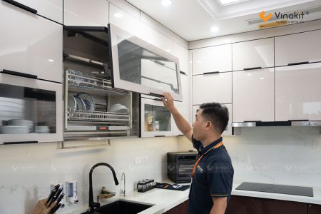 thực tế tủ bếp inox 304 cánh kính màu trắng phối đỏ rượu hoàn thành bàn giao