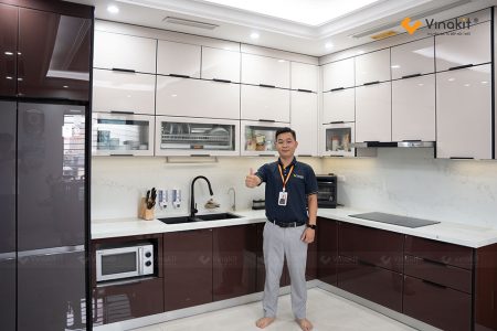thực tế tủ bếp inox 304 cánh kính màu trắng phối đỏ rượu hoàn thành bàn giao