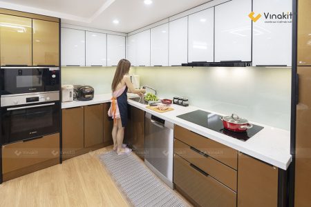 Hình ảnh thực tế công trình tủ bếp inox cánh kính TP HCM cao cấp tại nhà chị Nhuần, bền bỉ chống mối mọt