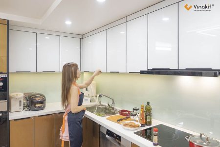 Hình ảnh thực tế công trình tủ bếp inox cánh kính TP HCM cao cấp tại nhà chị Nhuần, bền bỉ chống mối mọt