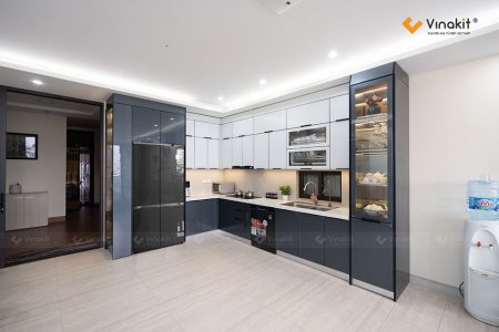 Hoàn thiện tủ bếp inox tại TP HCM kịch trần sang trọng cho nhà chú Thành, sử dụng cánh kính màu trắng xám.
