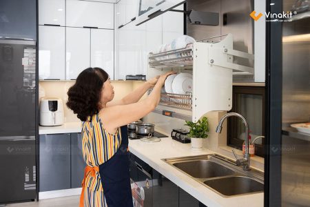 Hoàn thiện tủ bếp inox tại TP HCM kịch trần sang trọng cho nhà chú Thành, sử dụng cánh kính màu trắng xám.
