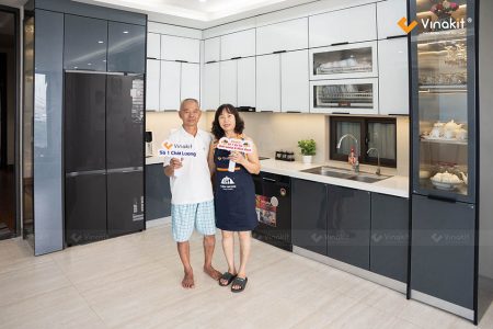 Hoàn thiện tủ bếp inox tại TP HCM kịch trần sang trọng cho nhà chú Thành, sử dụng cánh kính màu trắng xám.