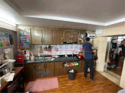 Đội ngũ kỹ sư Vinakit đo đạc tỉ mỉ hiện trạng gian bếp tại TP HCM