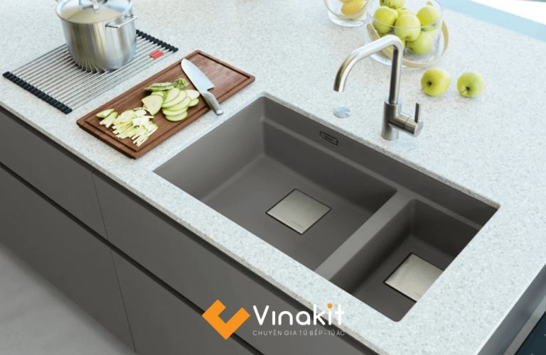Chậu rửa được lắp đặt bên dưới mặt bàn bếp