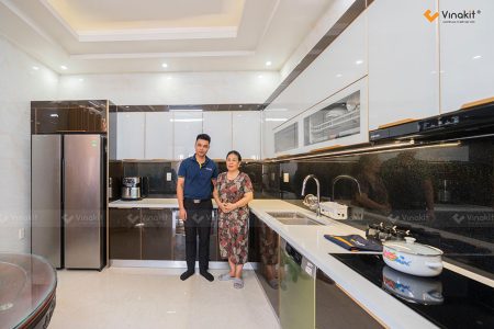 Công trình thực tế tủ bếp inox cánh kính Bãi Cháy hoàn thiện đẹp mãn nhãn.