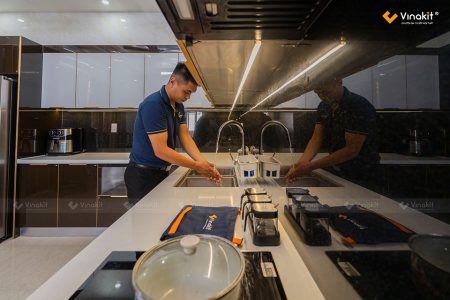 Công trình thực tế tủ bếp inox cánh kính Bãi Cháy hoàn thiện đẹp mãn nhãn.