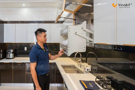 Công trình thực tế tủ bếp inox cánh kính Bãi Cháy hoàn thiện đẹp mãn nhãn.