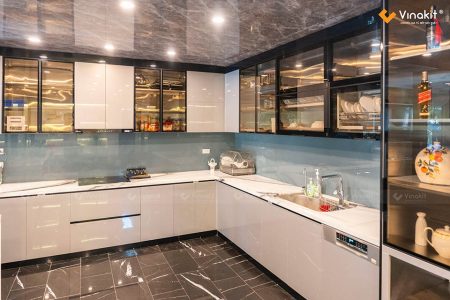 Cận cảnh độ bóng gương của cánh Acrylic trên hệ tủ bếp inox 304 Vinakit.