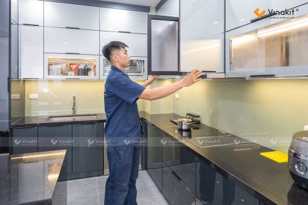 Hình ảnh thực tế tủ bếp Inox 304 cánh kính cường lực sang trọng tại Doãn Kế Thiện