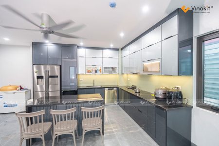 Hình ảnh thực tế tủ bếp Inox 304 cánh kính cường lực sang trọng tại Doãn Kế Thiện
