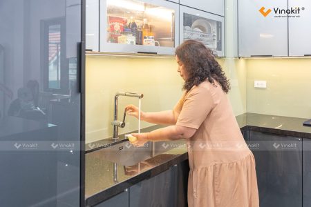 Hình ảnh thực tế tủ bếp Inox 304 cánh kính cường lực sang trọng tại Doãn Kế Thiện