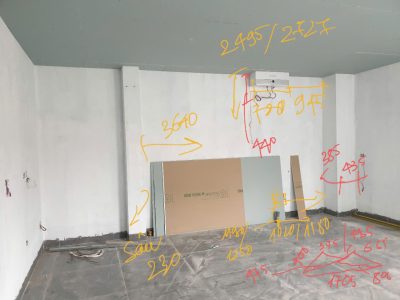 Khảo sát hiện trạng và đo đạc không gian trước khi thi công tủ bếp Inox cánh kính