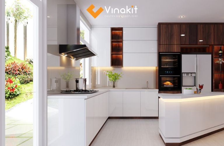 Mẫu tủ bếp chữ L cao kịch trần màu trắng sáng bóng gương