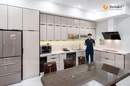 Hình ảnh thực tế tủ bếp inox cánh kính sau khi lắp đặt hoàn thiện.