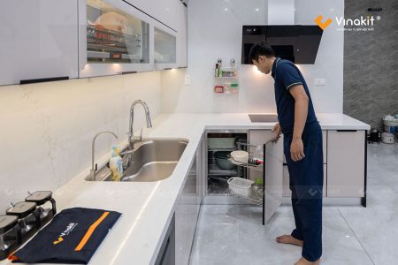 Hình ảnh thực tế tủ bếp inox cánh kính sau khi lắp đặt hoàn thiện.