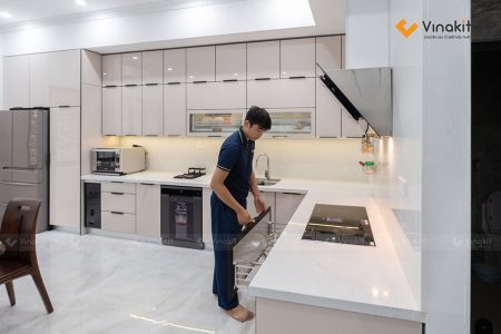 Hình ảnh thực tế tủ bếp inox cánh kính sau khi lắp đặt hoàn thiện.