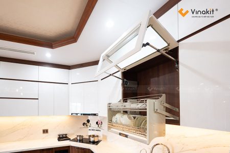 Tủ bếp Acrylic bóng gương phối màu trắng và nâu gỗ hiện đại sau khi thi công xong.