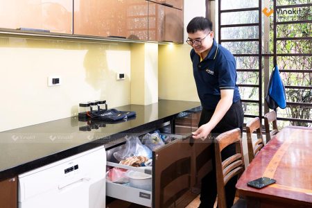Hình ảnh thực tế dự án tủ bếp Inox cánh kính cường lực màu Nâu Coffee nhà cô Hà
