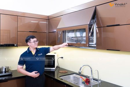 Hình ảnh thực tế dự án tủ bếp Inox cánh kính cường lực màu Nâu Coffee nhà cô Hà
