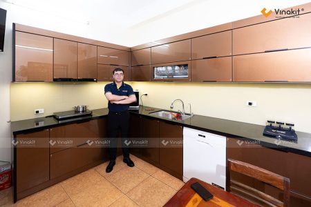 Hình ảnh thực tế dự án tủ bếp Inox cánh kính cường lực màu Nâu Coffee nhà cô Hà