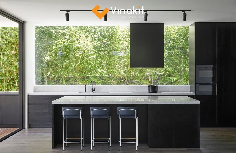 Không đặt bếp dưới cửa sổ lớn