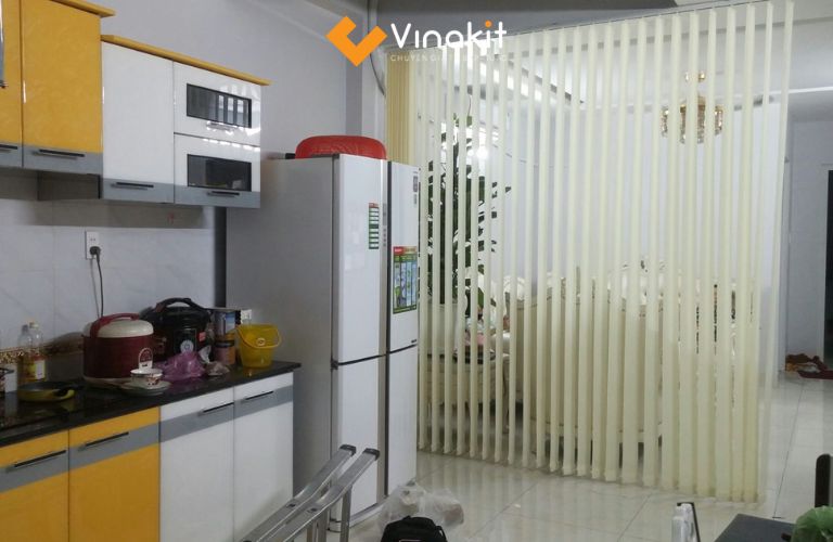 Treo rèm che giữa cửa chính và bếp