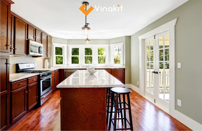 Có thể đặt bếp gần cửa ra vào khi bếp không đối diện trực tiếp với cửa chính