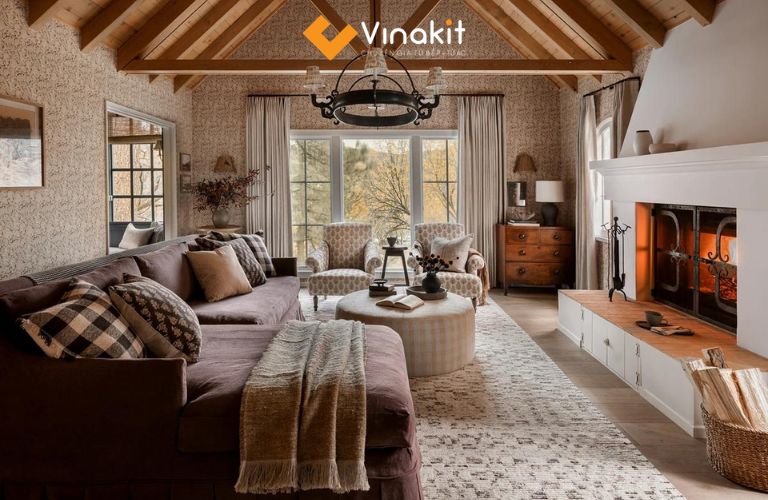 Phòng khách Rustic nổi bật với trần gỗ và lò sưởi