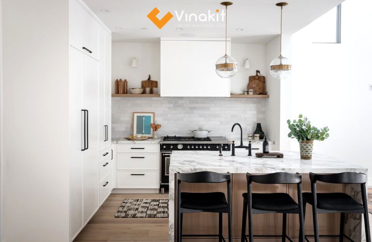 Tủ bếp Indochine màu trắng kem thanh lịch