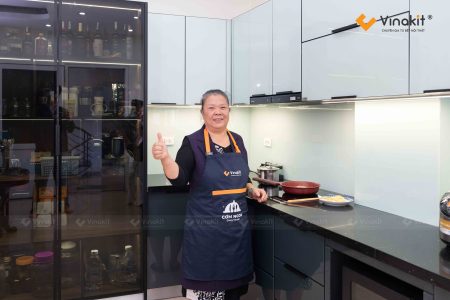 Hoàn thiện thực tế bộ tủ bếp inox cô Lan Giải Phóng cánh kính sang trọng