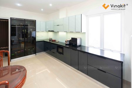 Hoàn thiện thực tế bộ tủ bếp inox cô Lan Giải Phóng cánh kính sang trọng