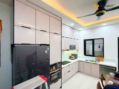 Hoàn thiện tủ bếp inox cánh kính cường lực màu hồng nhạt hiện đại tại Tân Sơn Hòa.