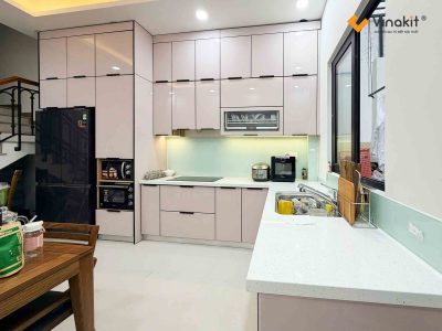 Hoàn thiện tủ bếp inox cánh kính cường lực màu hồng nhạt hiện đại tại Tân Sơn Hòa.