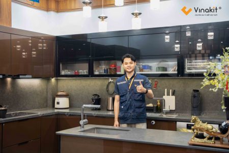 Hoàn thiện bộ tủ bếp inox cánh kính Hải Dương sang trọng với gam màu đồng nhũ thời thượng.