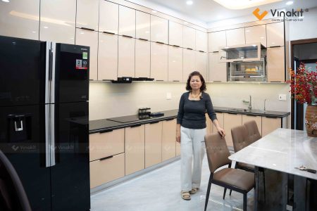 Hoàn thiện mẫu tủ bếp inox cánh kính Hải Phòng sang trọng tại nhà cô Cần ở An Đồng.