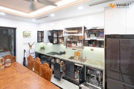 Hoàn thiện tủ bếp inox cánh kính cường lực phối màu Trắng-Xám sang trọng nhà anh Hùng.